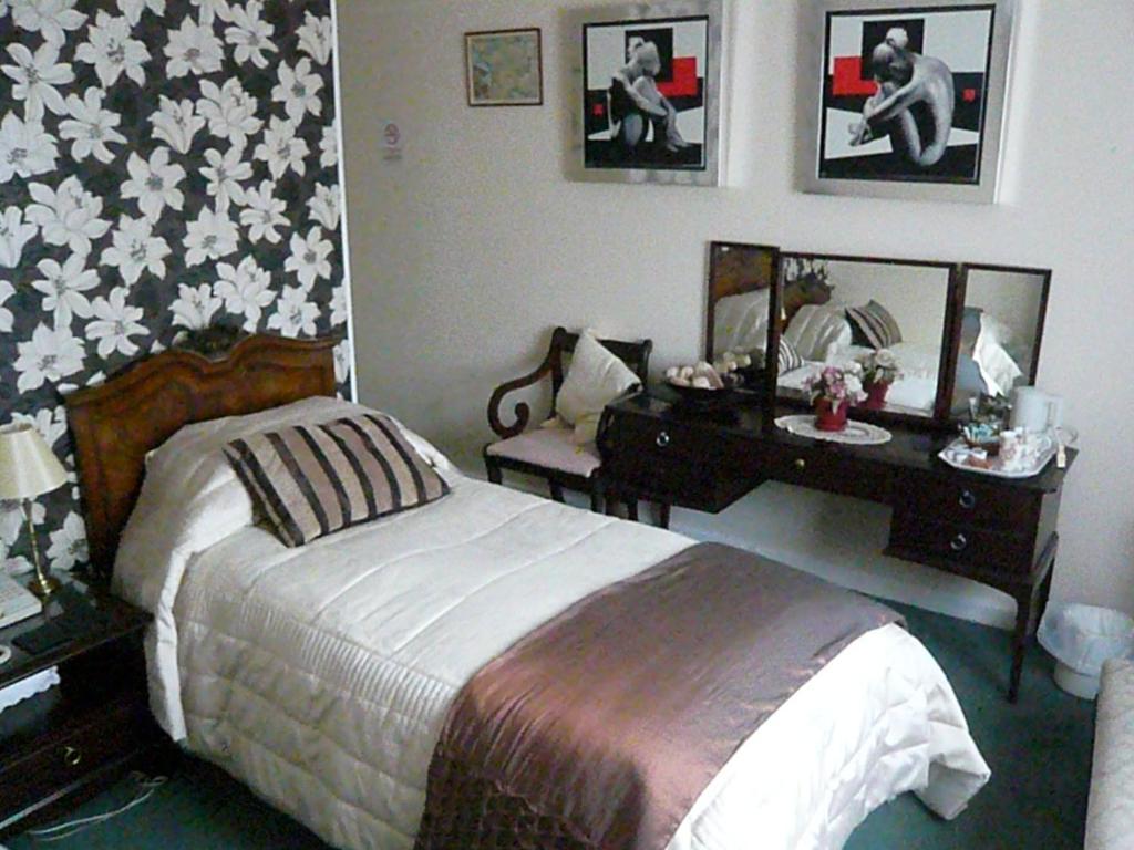 Meryan House Hotel Taunton Room photo